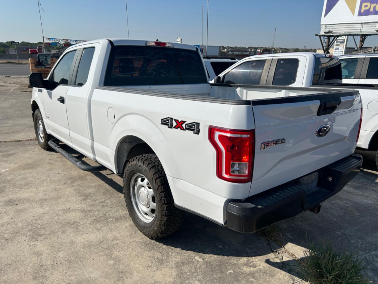 2017 White Ford F-150 XL SuperCab 6.5-ft. 4WD (1FTEX1EP1HF) with an 2.7L V6 DOHC 24V engine, 6A transmission, located at 1687 Business 35 S, New Braunfels, TX, 78130, (830) 625-7159, 29.655487, -98.051491 - Photo #7